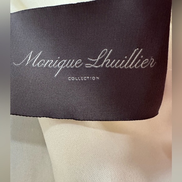 MONIQUE LHUILLIER
Floral-Print Lace Midi Dress
MSRP $2,995 usd - Picture 14 of 14